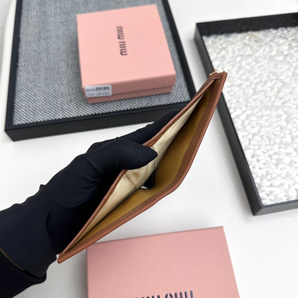 超激安ブランド財布偽物着用イメージ